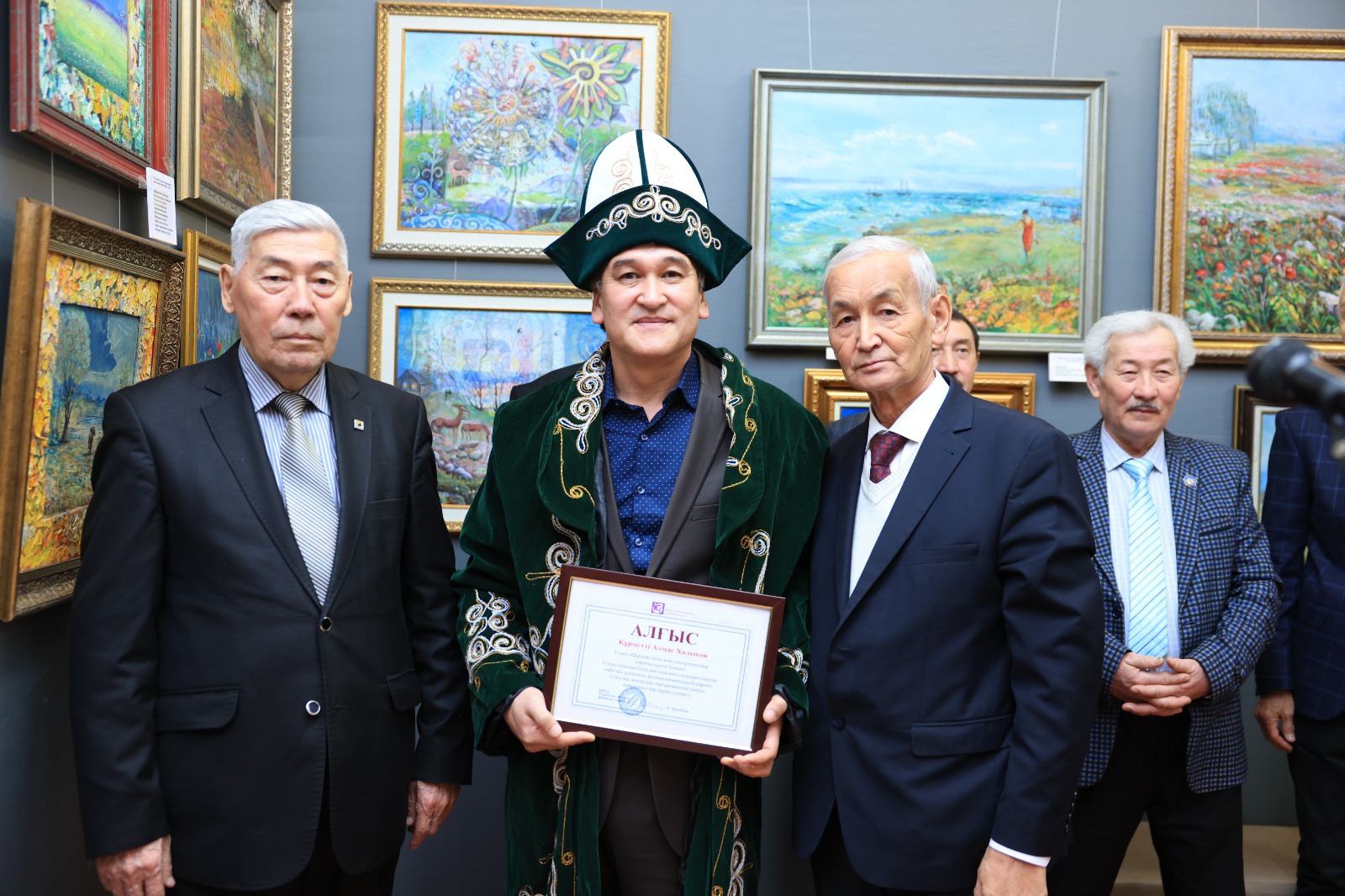 СОСТОЯЛОСЬ ОТКРЫТИЕ  ТВОРЧЕСКОЙ  ВЫСТАВКИ «ШУГЫЛА» ЗАСЛУЖЕННОГО  УЧИТЕЛЯ  КАЗАХСТАНА  АЛМАСА ХАЛЫКОВА