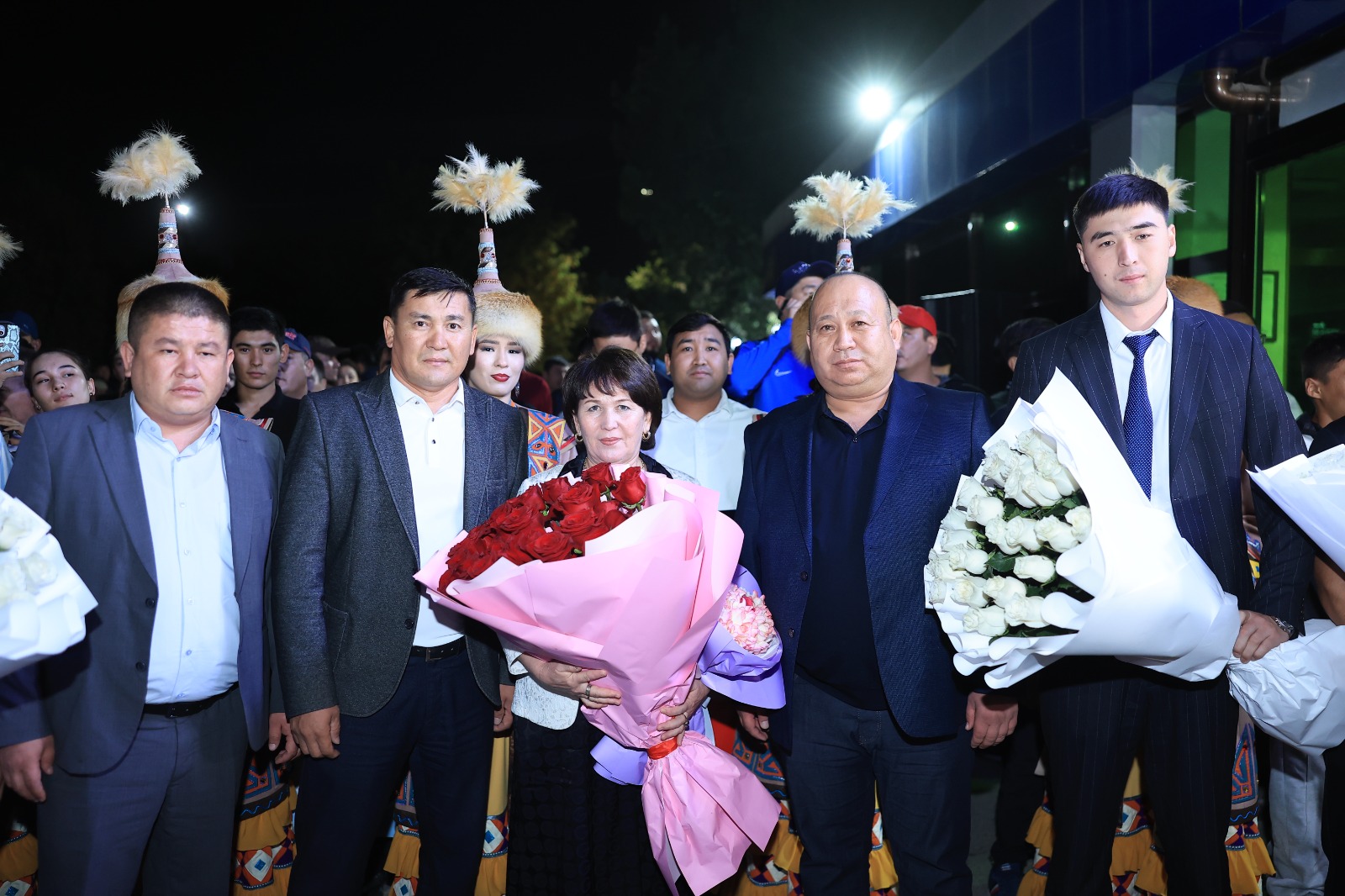 Two Champions Welcomed with Great Honour at the Airport