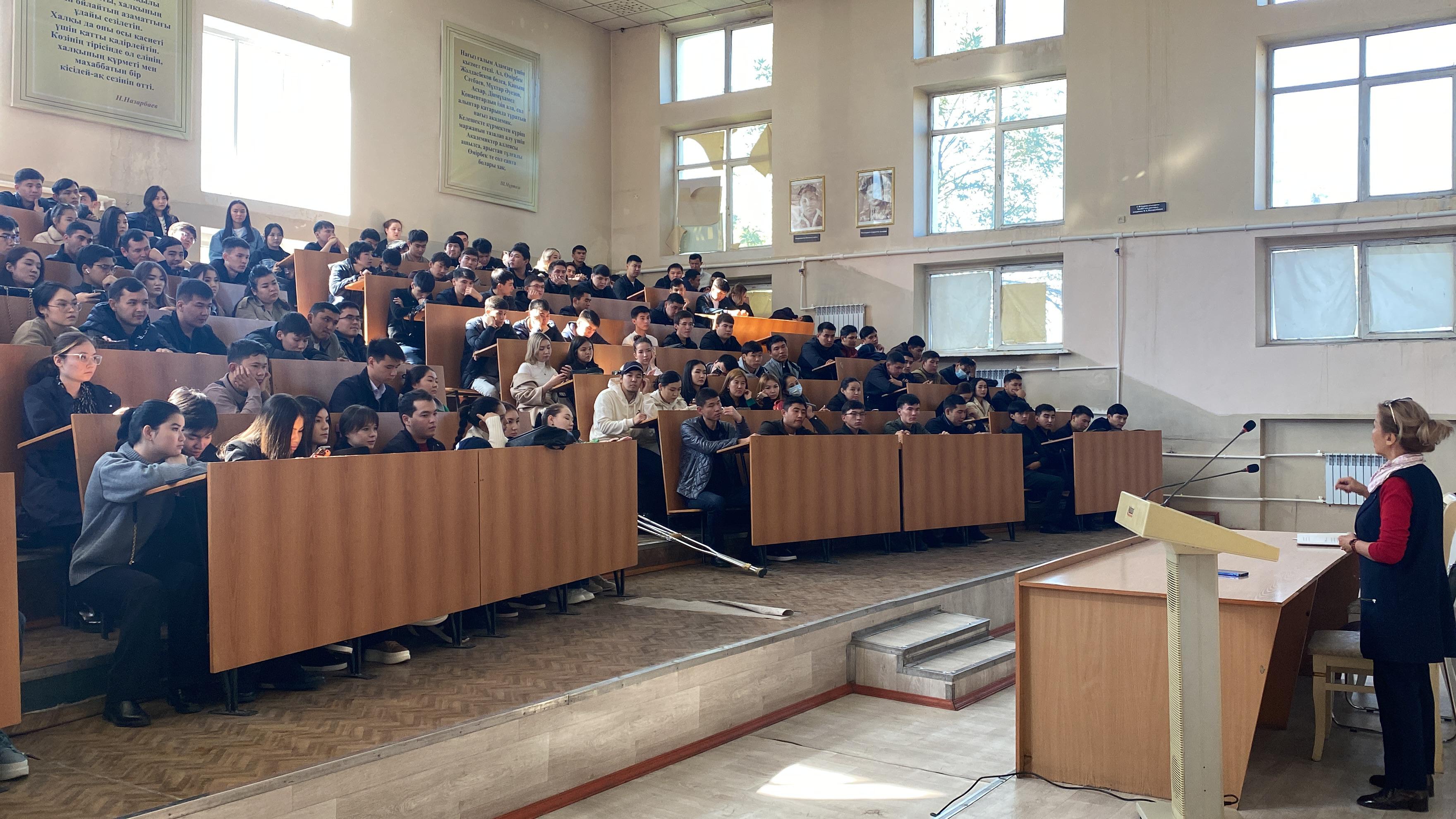 Бітіруші курс студенттерімен өткізілген семинар-тренинг