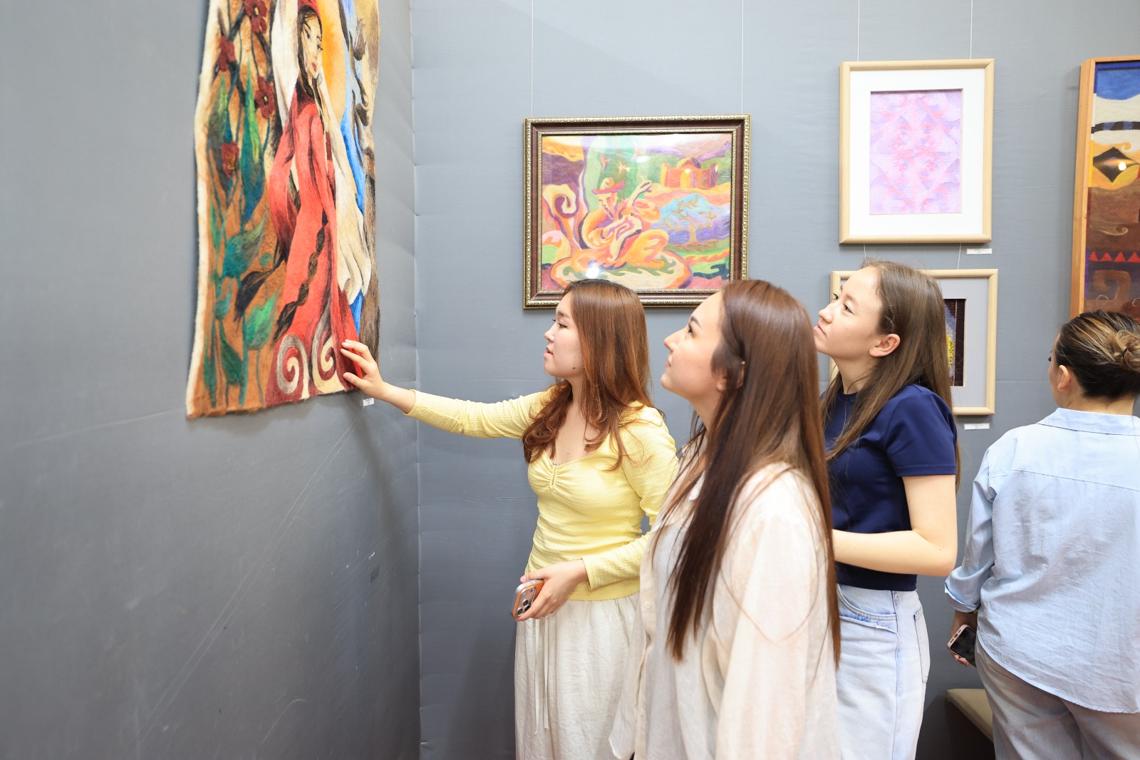National Craft Exhibition "Biz Onerli Qyzdarmyz" Held at Auezov University
