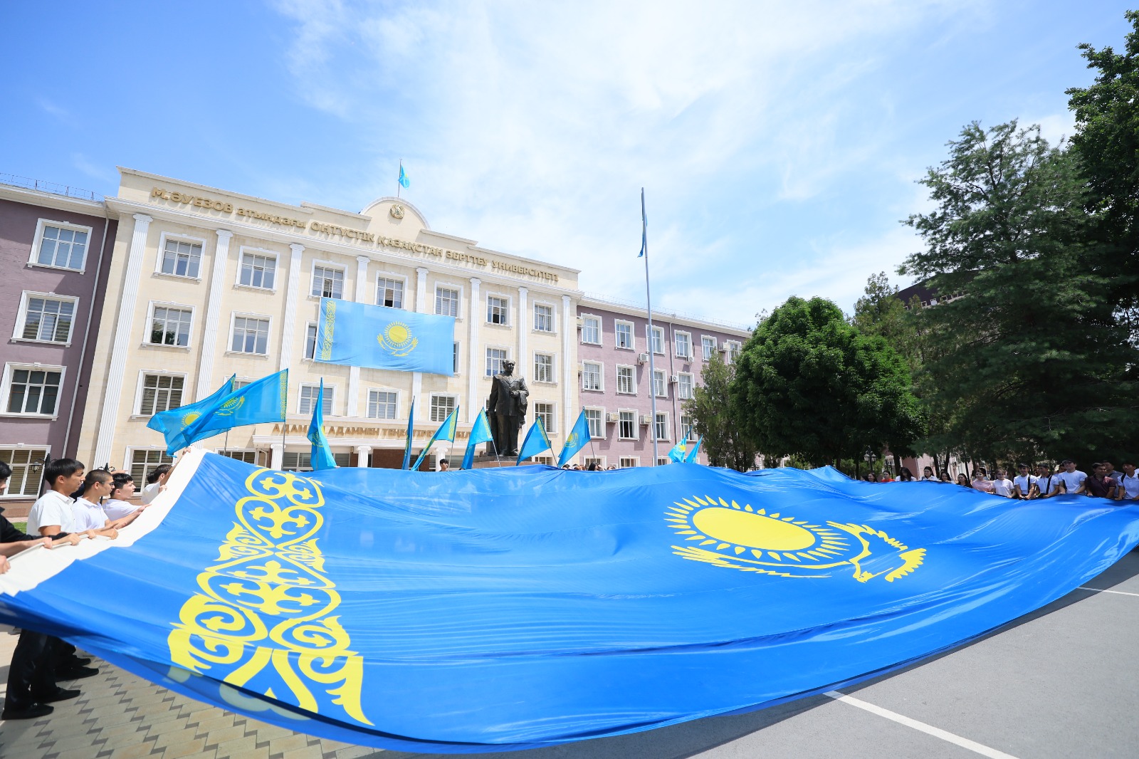 «Рәміздер рухы - Конституция күші»: Әуезов жастары елдік пен бірліктің үлгісін көрсетті