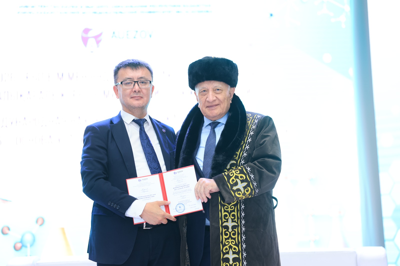 Ғалымдарға «М.Әуезов атындағы ОҚУ-нің  Құрметті профессоры» атағы берілді