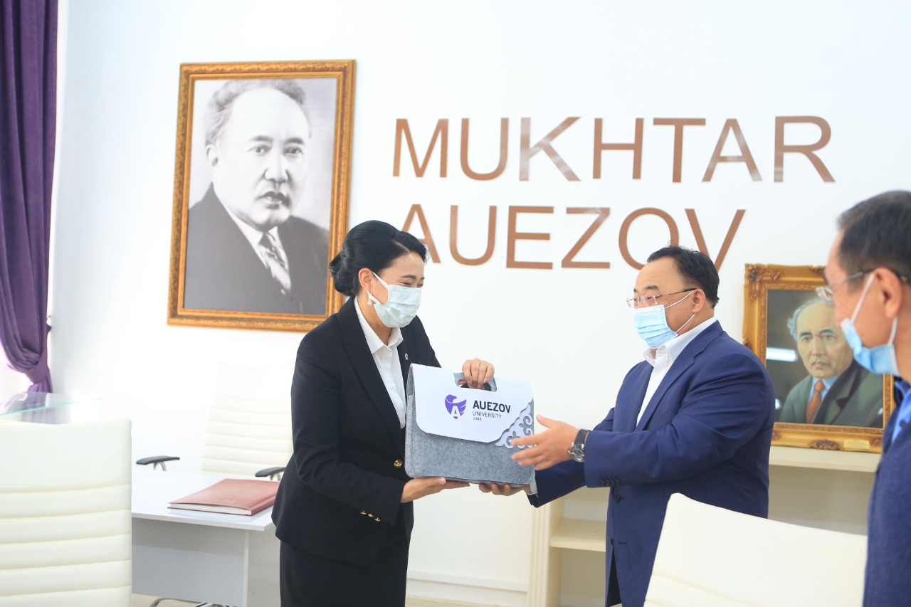 2 ноября 2021 года в ЮКУ имени М. Ауезова состоялась встреча с руководителем Международного Секретариата G-Glоbal Серик Нугербекович Нугербековым.
