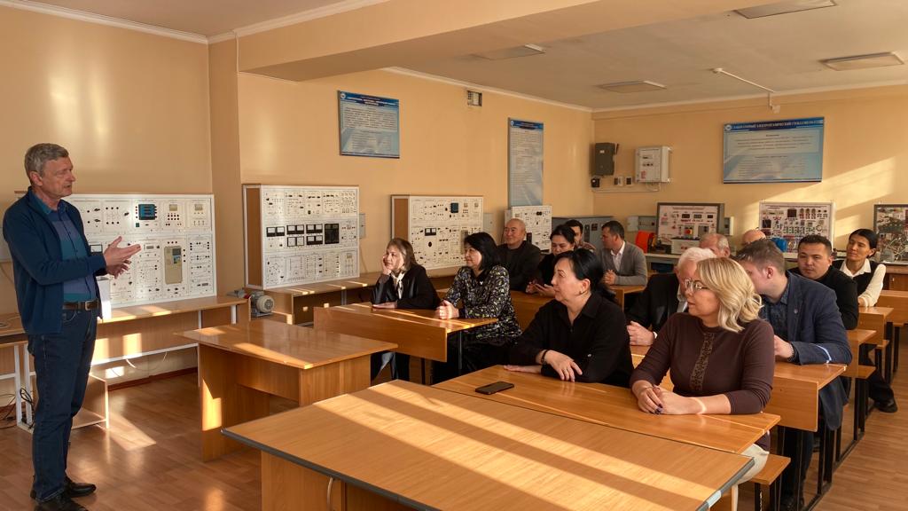 Шетелдік ғылым Д.П.Караиванов М.Әуезов атындағы ОҚУ "Энергетика және дәстүрлі емес энергетикалық жүйелер" кафедрасының профессор-оқытушылар құрамымен тренингі
